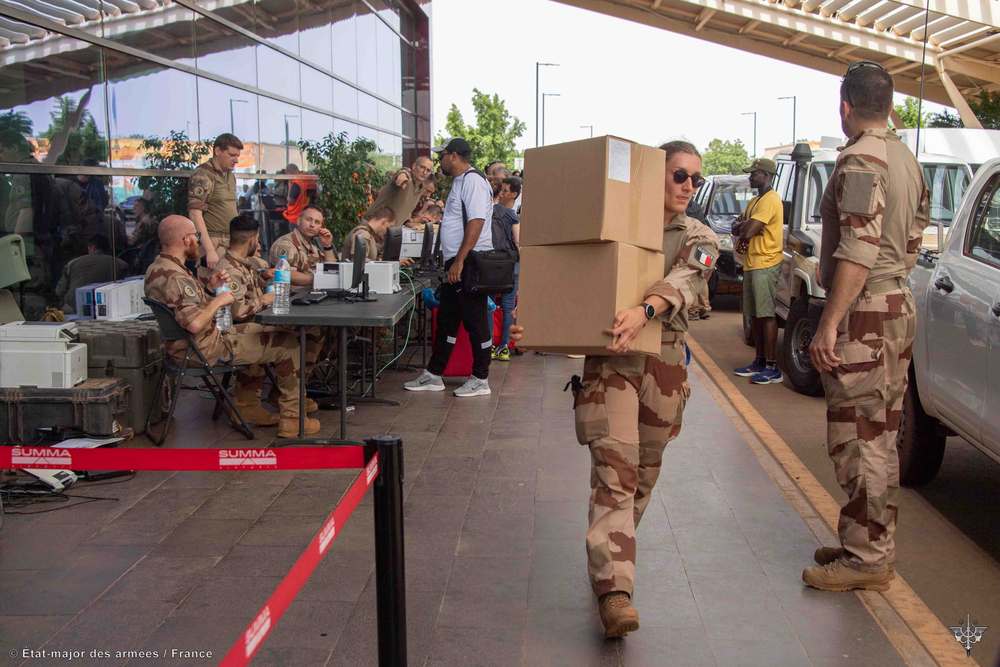 Proceso de registro y embarque de los evacuados que se disponen a volar en otro avión.