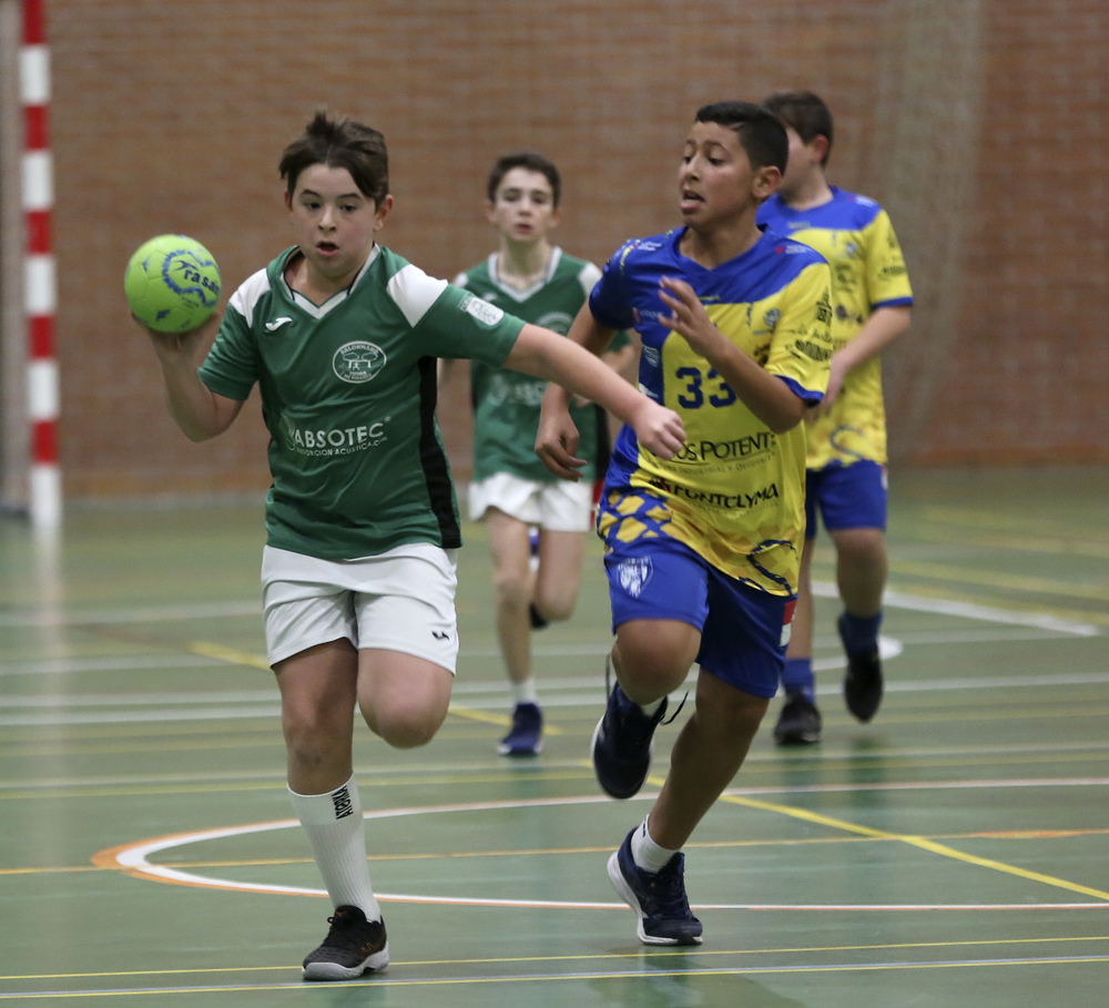 Imagen de la octava jornada del Campeonato Escolar de Balonmano.  / MONTSE.ALVAREZ