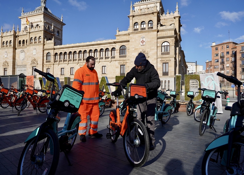 Presentación del nuevo servicio de alquiler público de bicicletas BIKI.  / LETICIA PREZ ICAL