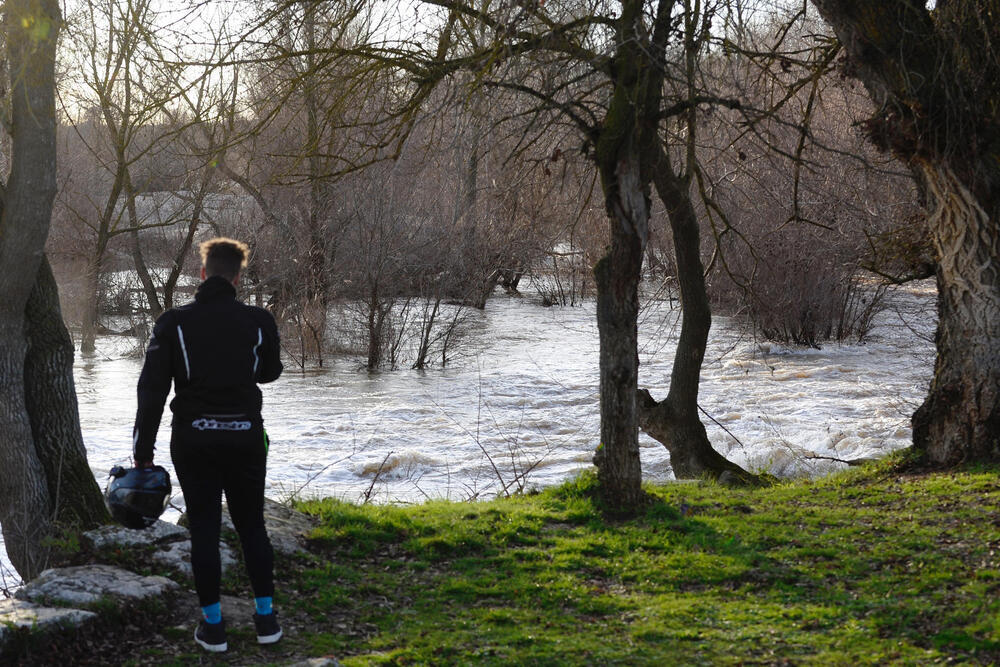 Un hombre observa las aguas del río Duero en el término municipal de San Miguel del Pino, donde ha aparecido el cuerpo del piloto del ultraligero siniestrado el pasado 17 de diciembre en Villamarciel