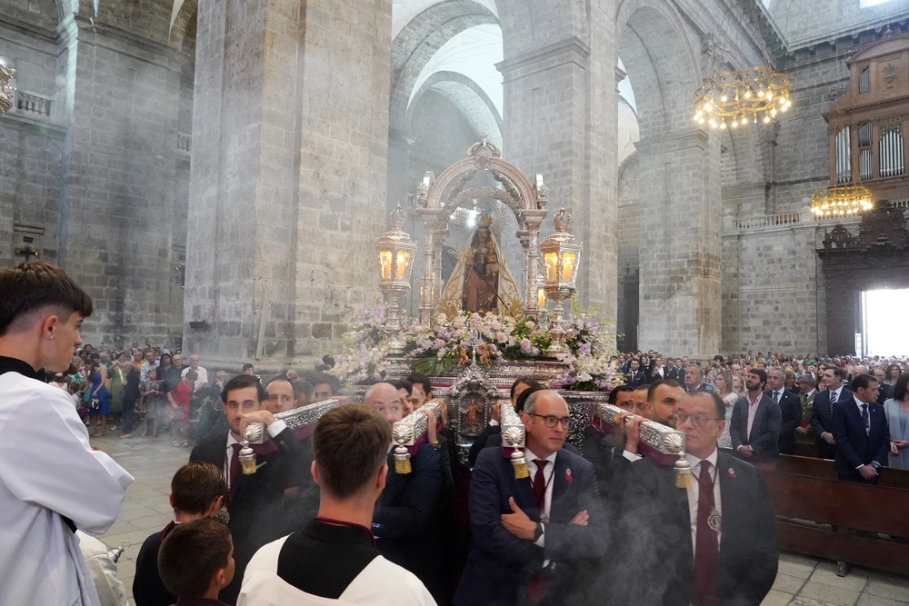 Autoridades en la misa solemne en honor a Nuestra Señora de San Lorenzo.  / MIRIAM CHACÓN / ICAL
