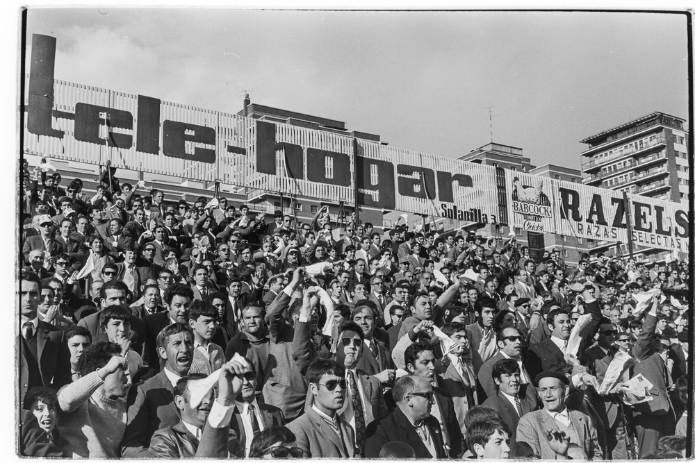 Imágenes de uno de los derbis de los años 70 en el viejo estadio. 
