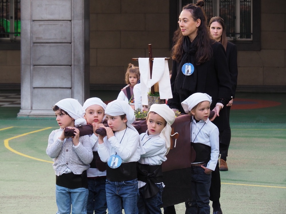 300 niños recrean la Semana Santa en el colegio Lourdes