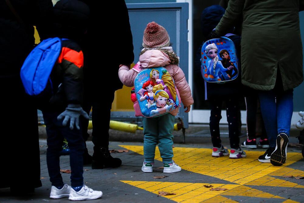 Varios niños esperan para entrar en la escuela en una imagen de archivo. 