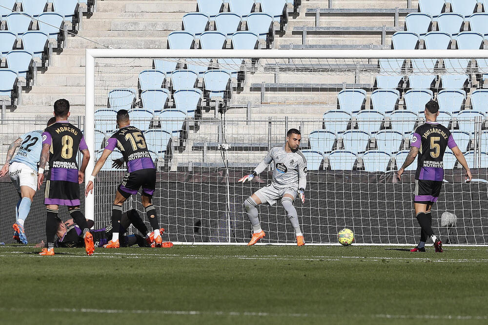 Sergio Asenjo (2d) encaja el primer gol del Celta de Vigo.  / EFE
