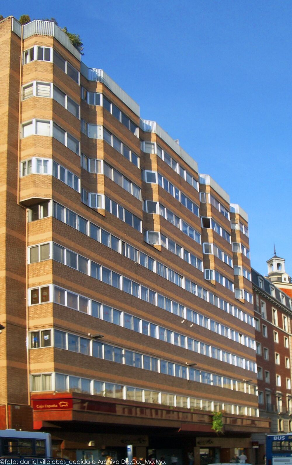 Edificio de viviendas y oficinas de Caja España, que opta al Docomomo.