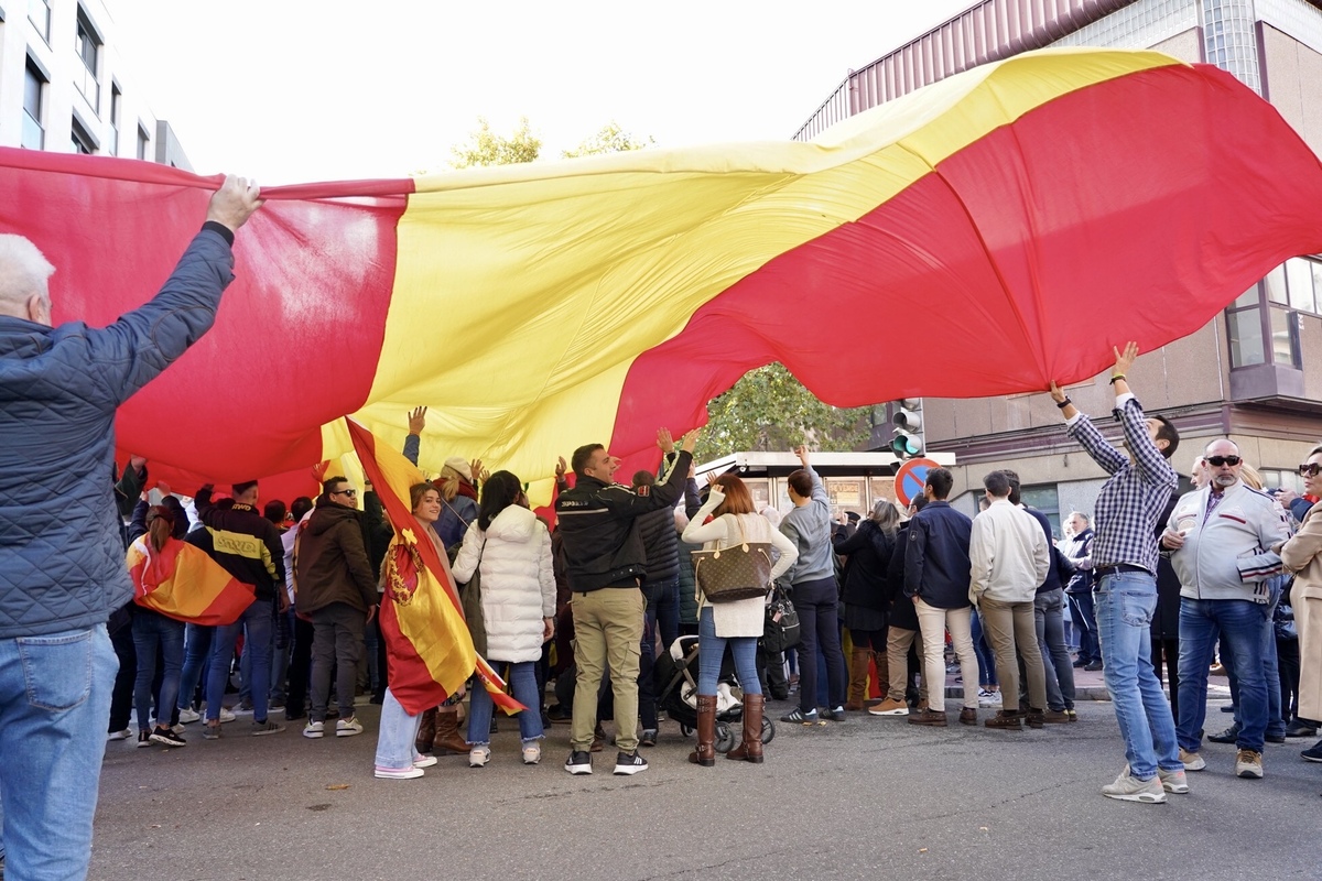 Concentración ante la sede del PSOE de Valladolid por la igualdad de los españoles y contra la amnistía.