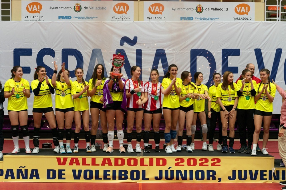 El equipo cadete de voleibol del CD San José Jesuitas de Valladolid.