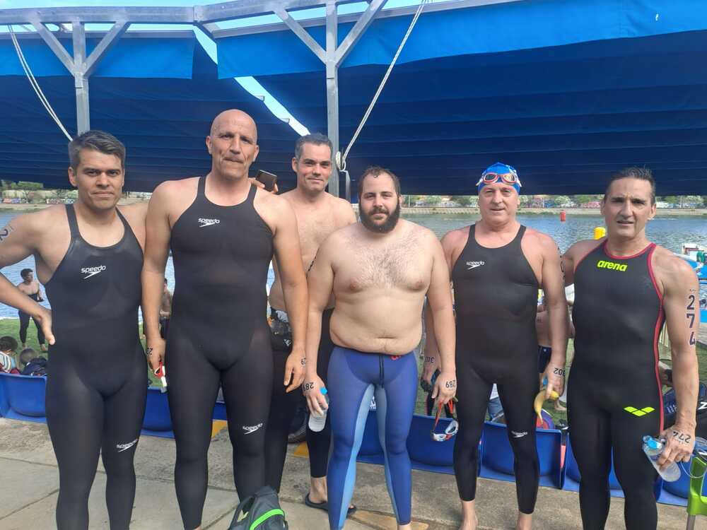 Seis nadadores del Upstream en el XIII Campeonato de España Open Máster de Aguas Abiertas, en el río Guadalquivir en Sevilla.