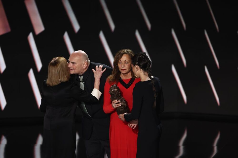 La actriz Carmen Maura; el hijo de Carlos Saura, Antonio; su mujer Eulàlia y su hija Anna, recogen el Goya de Honor 2023 por Carlos Saura
