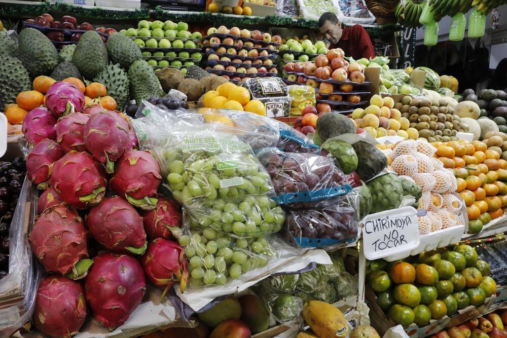 Imagen de archivo de un puesto de venta de frutas y verduras. 