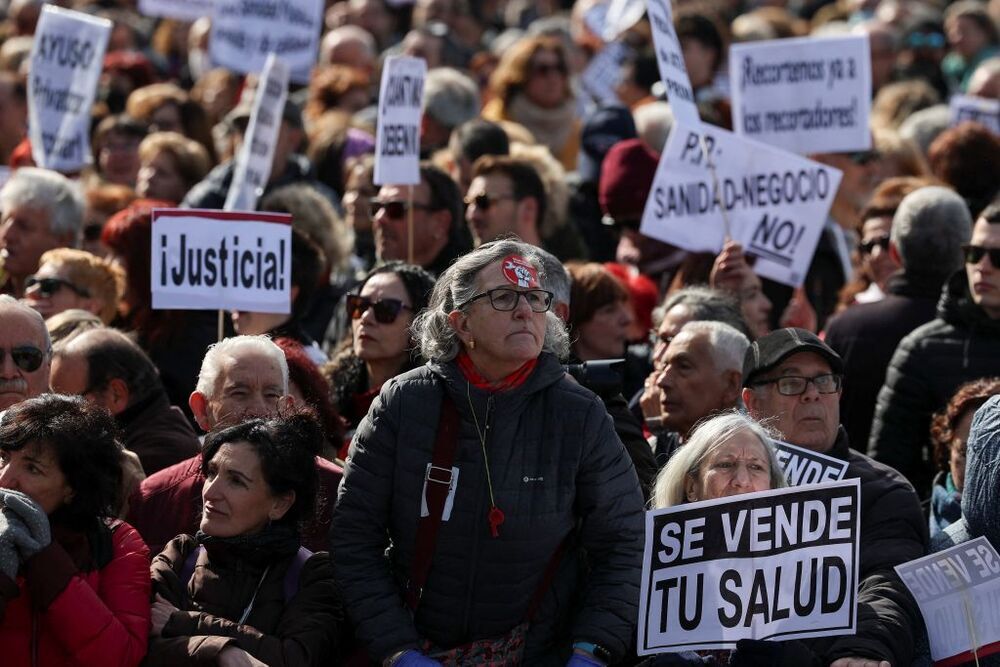 Miles de personas toman Madrid para defender la sanidad pública