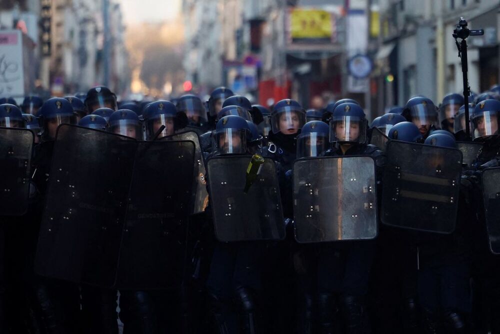 Miles de franceses protestan contra la reforma de las pensiones