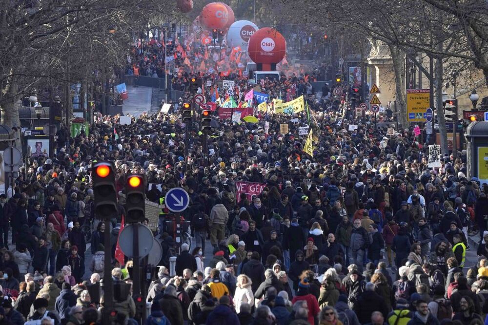 Continuano proteste e scioperi in tutta Francia contro la riforma delle pensioni  / LAPRESSE