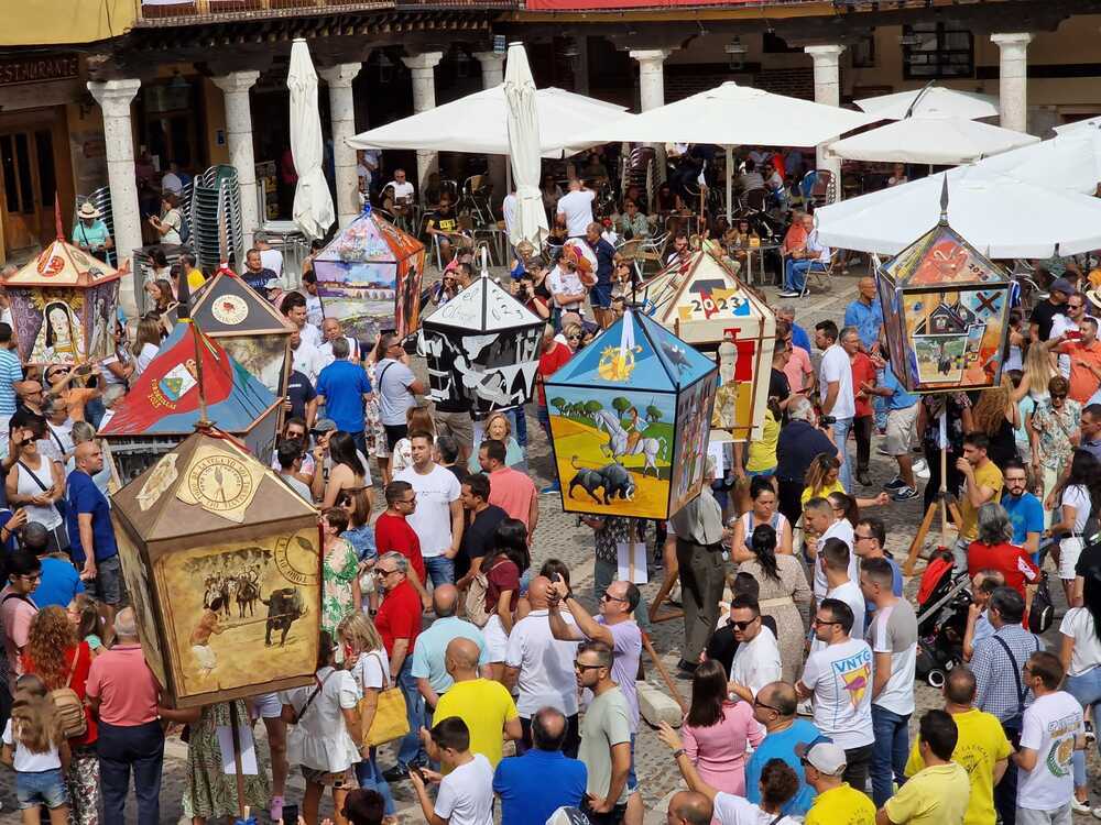 Tordesillas saca el arte a la calle de la mano de su exposición de faroles.