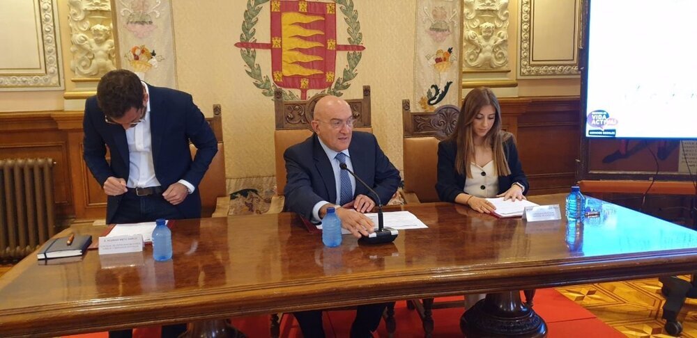 El alcalde de Valladolid, Jesús Julio Carnero y la concejala de Juventud, Carolina del Bosque, durante el acto de homenaje a 28 personas centenarias de la capital vallisoletana.