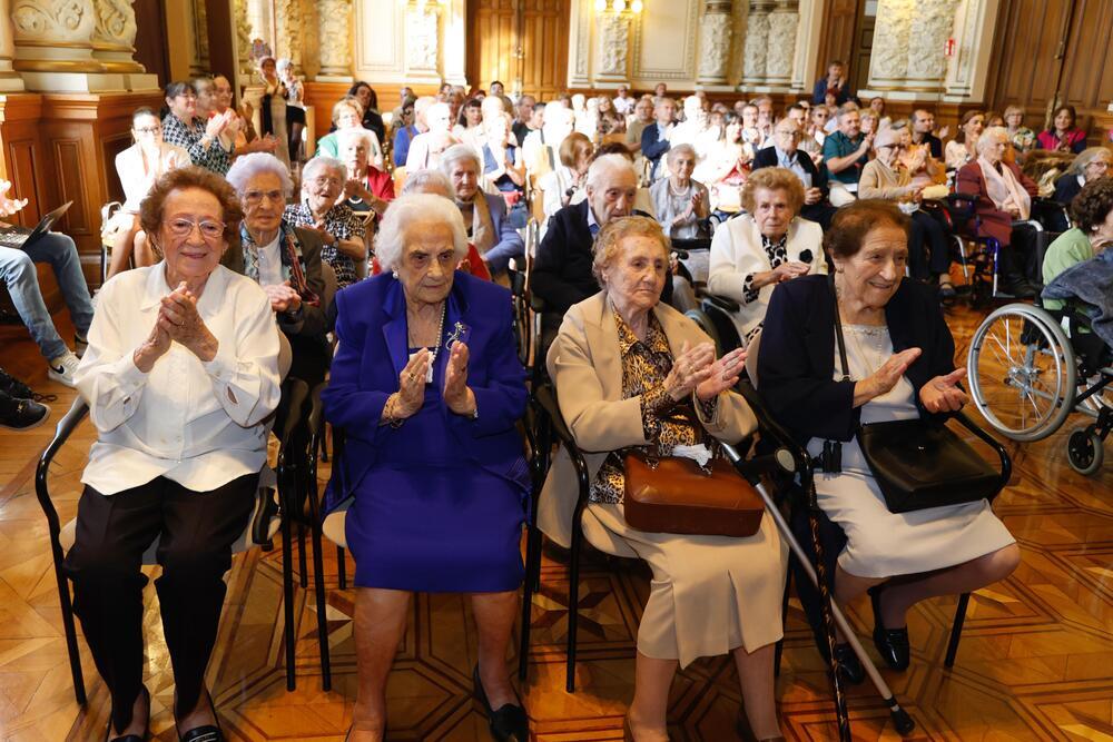 Valladolid rinde homenaje a 28 personas centenarias