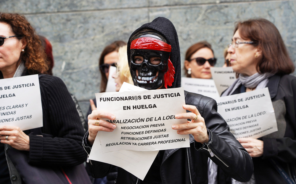 Manifestación de los funcionarios de justicia para simbolizar el ‘entierro de la Justicia’  / LETICIA PÉREZ / ICAL