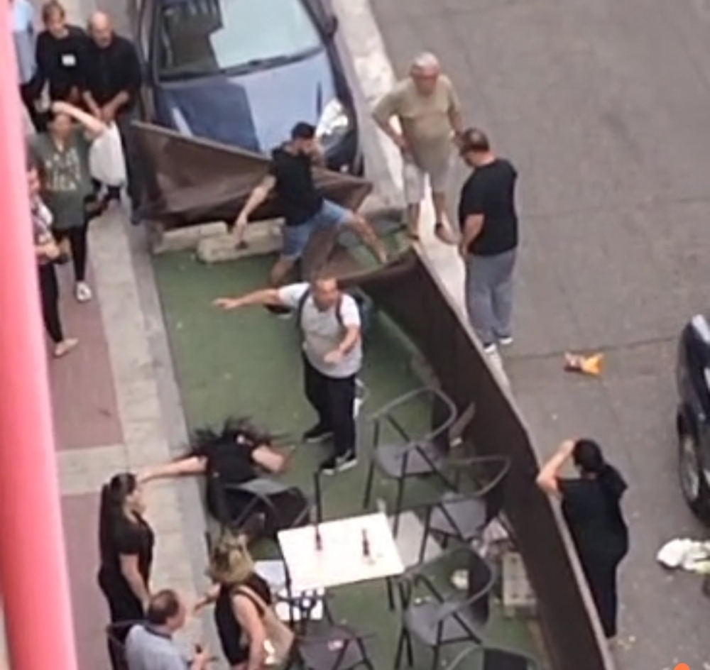 Captura de uno de los vídeos que circulan del suceso y en el que se aprecia dónde acabó el cuerpo de la atropellada.