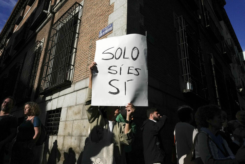 Imagen de una pancarta en una manifestación contra la reforma de la ley del solo sí es sí. 