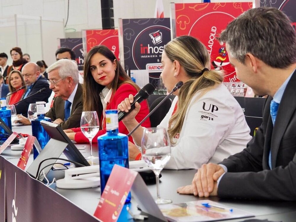 La presidenta del jurado del Campeonato Mundial de Tapas de Valladolid, la chef ecuatoriana Pía Salazar, habla en presencia de la concejal de Turismo, Eventos y Marca Ciudad, Blanca Jiménez, y miembros del jurado del certamen.
