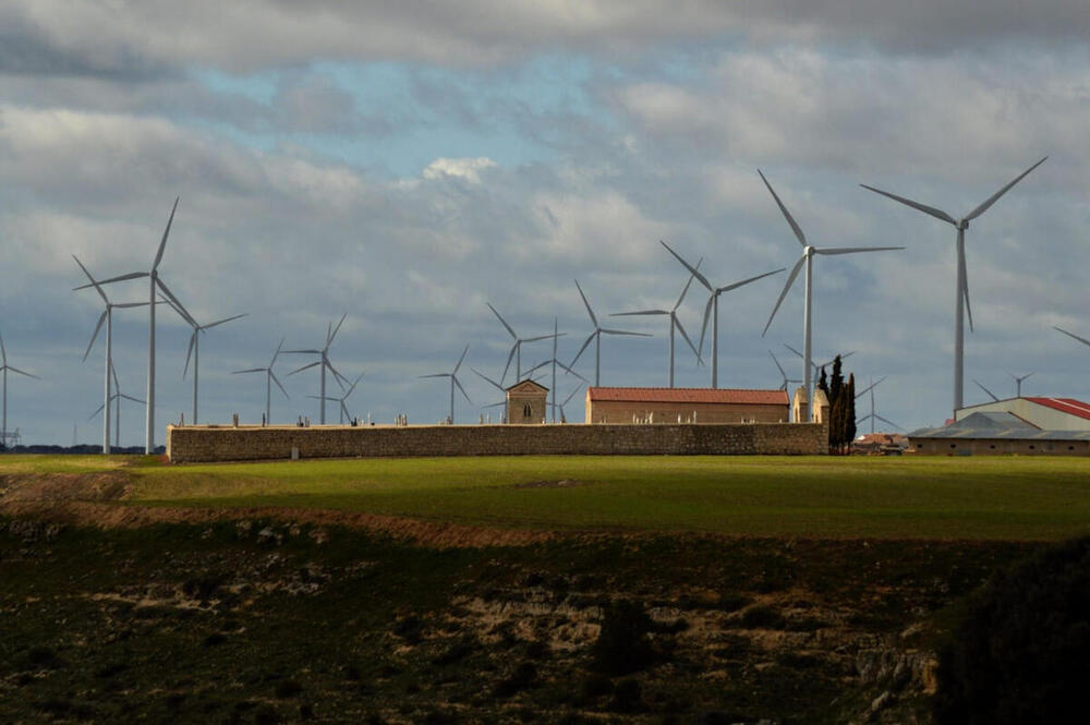 Vista del municipio vallisoletano de Peñaflor de Hornija, en la comarca de los Montes Torozos, que alberga una de las mayores concentraciones de generadores eólicos de toda España.