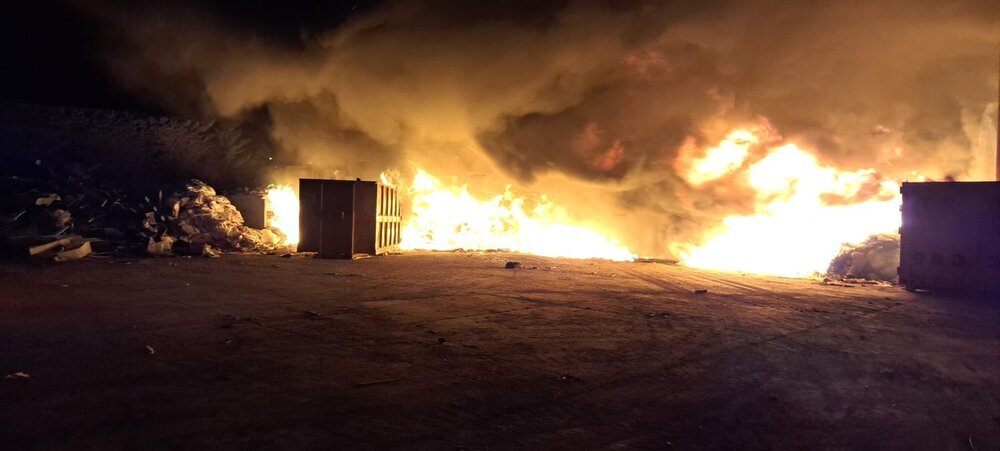 Arden las instalaciones de una empresa de material de reciclaje en La Cistérniga.