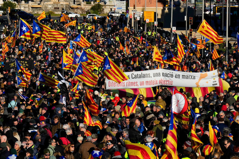 Manifestación convocada por el independentismo, en una movilización unitaria frente al Museo Nacional de Arte de Cataluña contra la cumbre hispanofrancesa este jueves en Barcelona. 