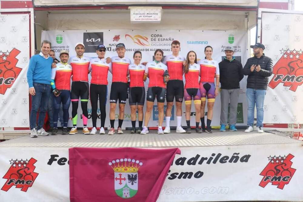 Podio del XI Ciclocross Ciudad de Alcobendas EnBici, con Lidia Castro y Felisa Ares.