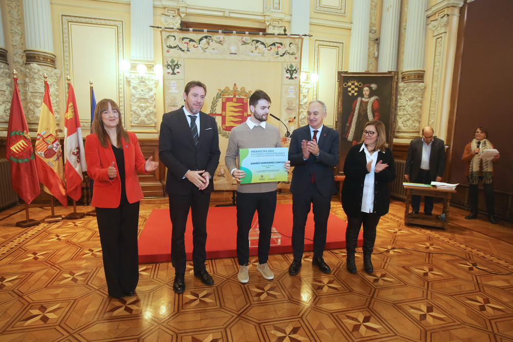 Presentación del acuerdo de la UVa con el Ayuntamiento de Valladolid para la retención y atracción de talento y entrega de los premios de los TFG y TFM  / UNIVERSIDAD DE VALLADOLID