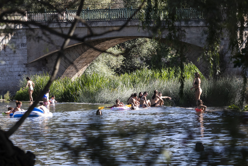 Unos jóvenes se divierten en una de las zonas de baño en la provincia de Burgos.