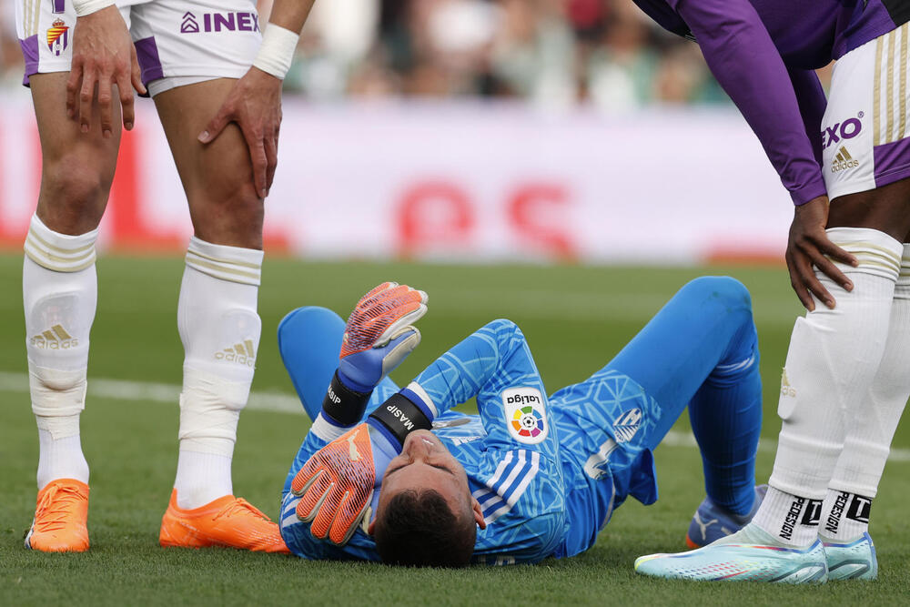 Masip, lesionado en el Betis-Real Valladolid.  / EFE