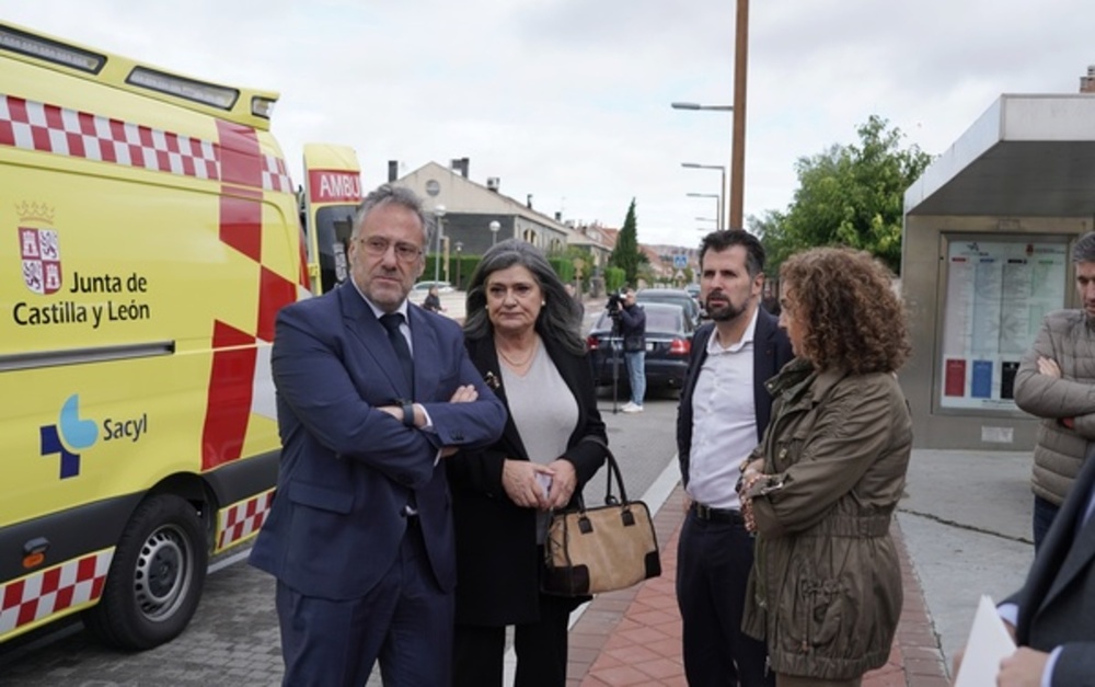 Carlos Pollán y Luis Tudanca, junto a la ambulancia que atendió a los accidentados. 