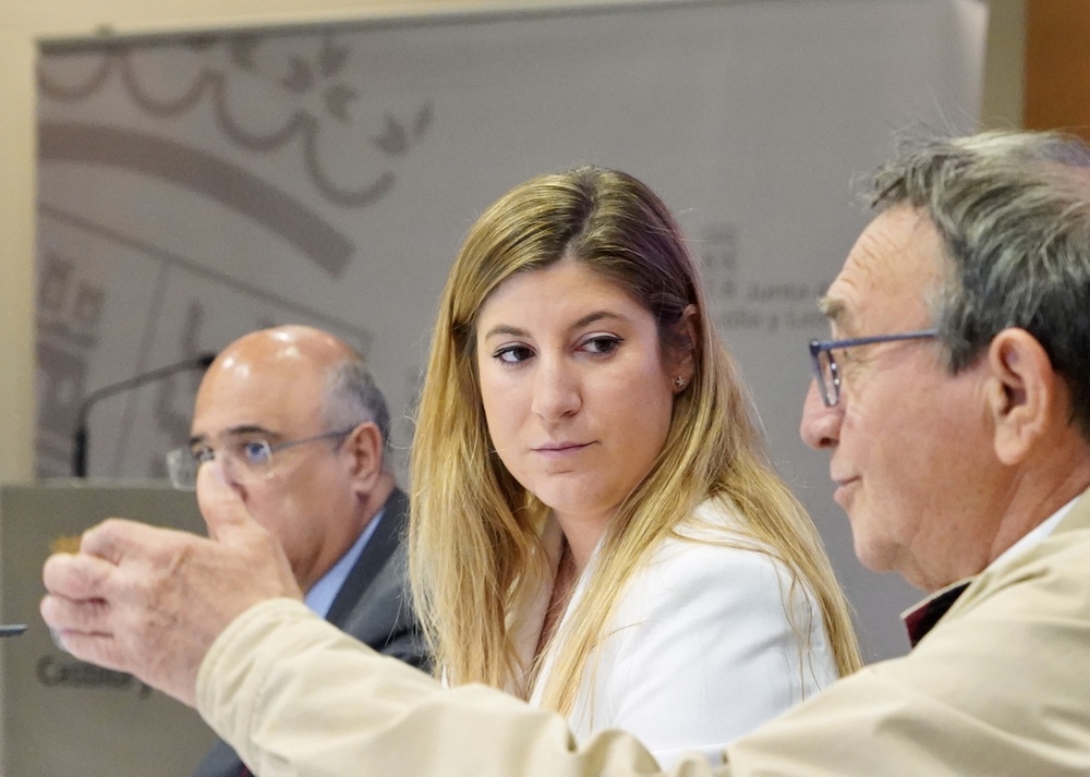 La delegada territorial de la Junta en Valladolid, Raquel Alonso, preside la reunión de coordinación sobre el dispositivo preventivo organizado con motivo de la festividad de la Comunidad en Villalar de los Comuneros.