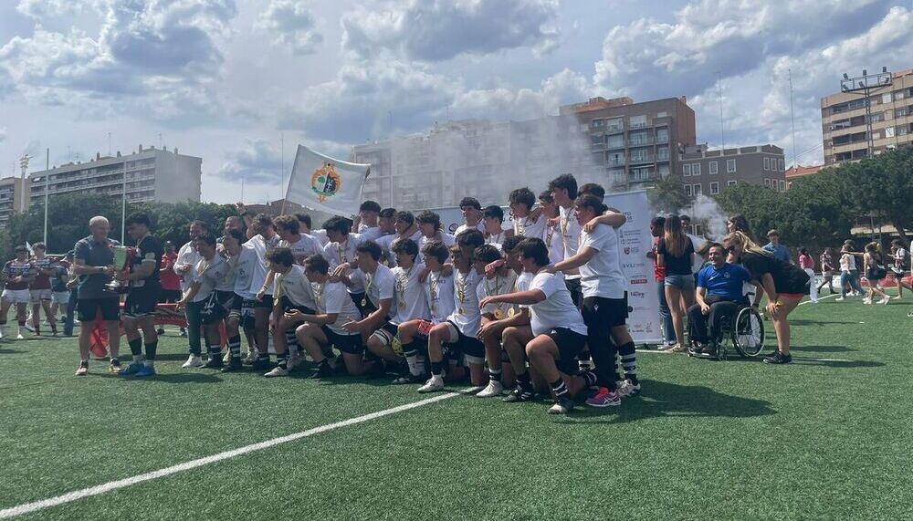 Imagen de celebración de los sub 18 del Rugby El Salvador.