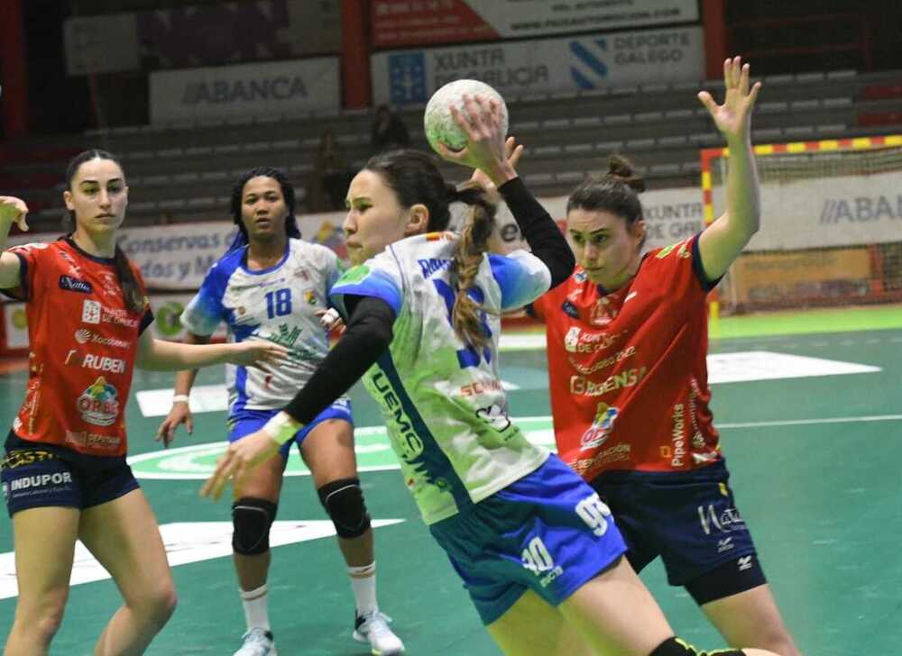 Fotografías de la primera parte del partido entre el Balonmano Porriño y el Caja Rural Aula Valladolid