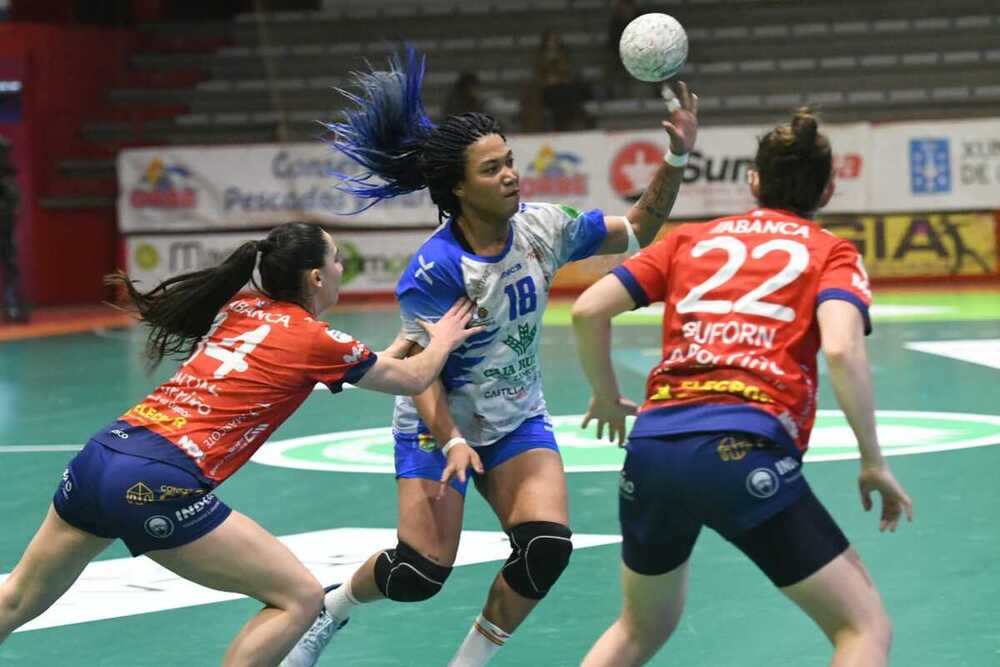 Fotografías de la primera parte del partido entre el Balonmano Porriño y el Caja Rural Aula Valladolid