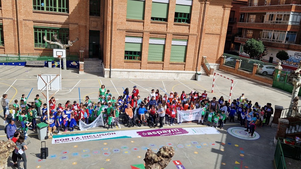 El CEIP Isabel la Católica congrega a 200 alumnos, docentes y familiares en una Marcha Solidaria a favor de Aspaym Castilla y León.