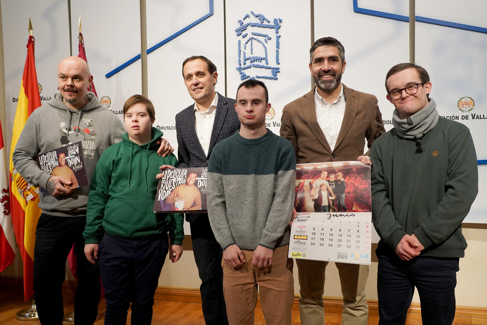 El presidente de la Diputación, Conrado Íscar, junto al presidente de Down Valladolid, Manuel Velázquez, el fotógrafo Danimantis y los protagonistas de las imágenes del calendario.