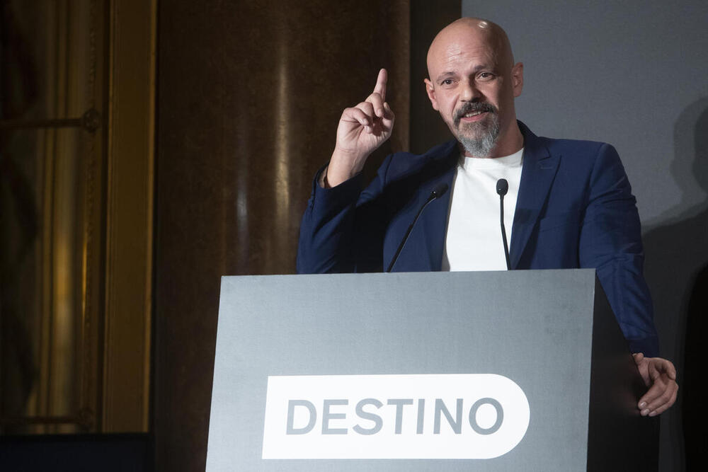 El vallisoletano César Pérez Gellida gana el Premio Nadal de 2024 con la  novela 'Bajo tierra