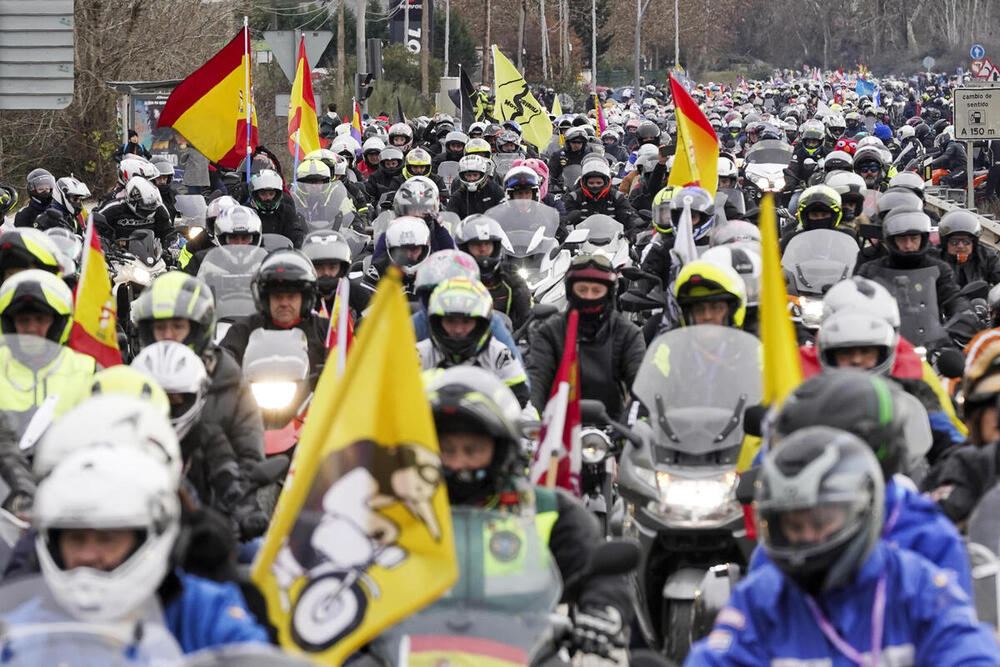 Miles de motociclistas circulan este sábado por las calles de Valladolid durante el tradicional desfile de banderas de Pingüinos.