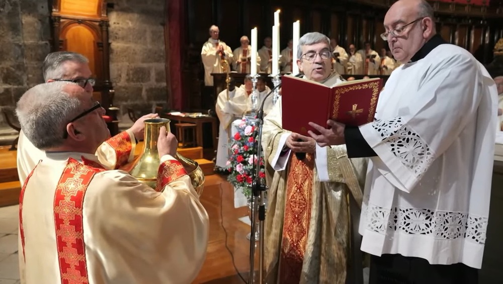 El arzobispo de Valladolid y presidente de la Conferencia Episcopal Española, Luis Argüello, durante la Misa Crismal celebrada este Jueves Santo en la catedral.