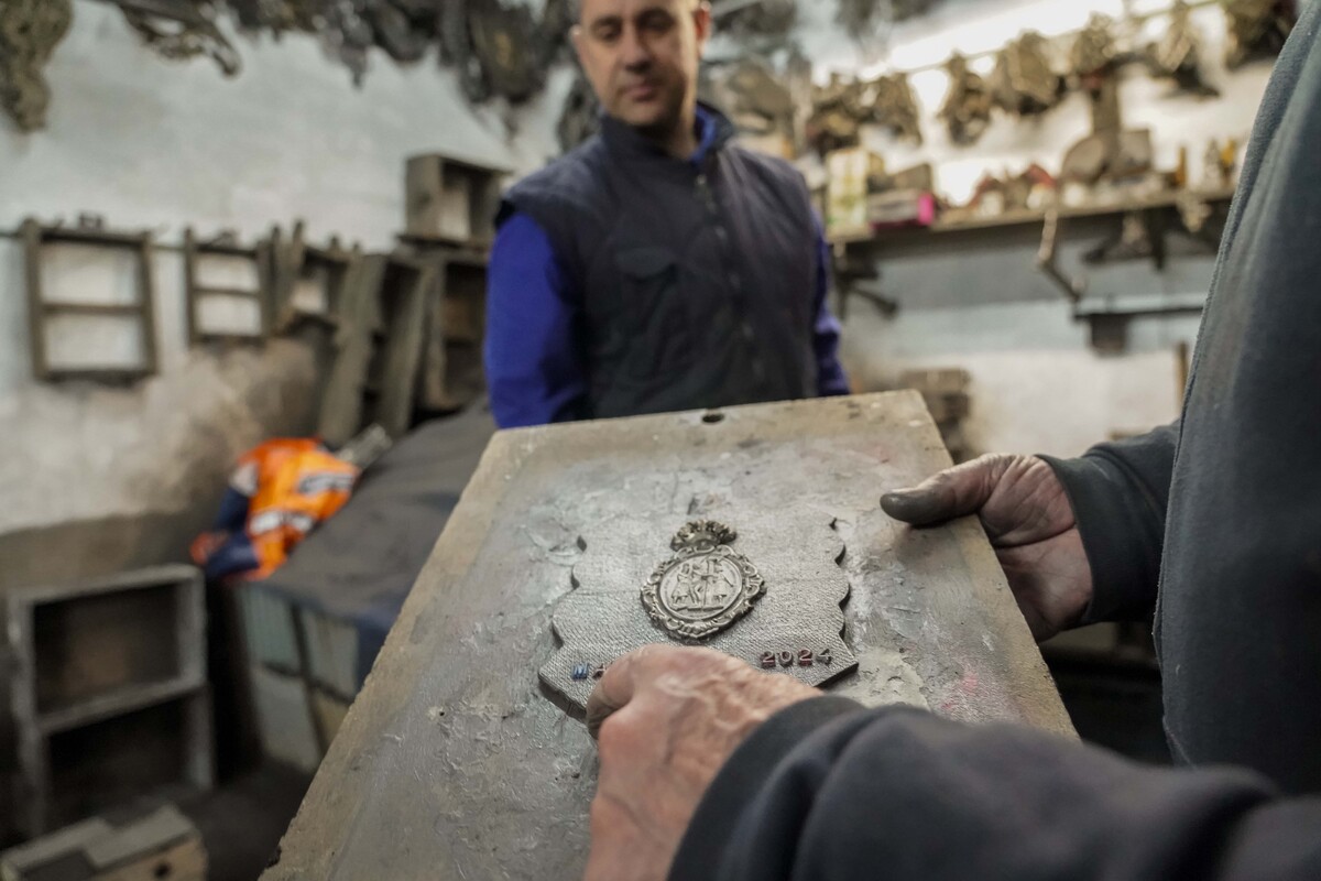 Fundición en bronce de símbolos de Semana Santa en Medina de Rioseco.  / EDUARDO MARGARETO ICAL