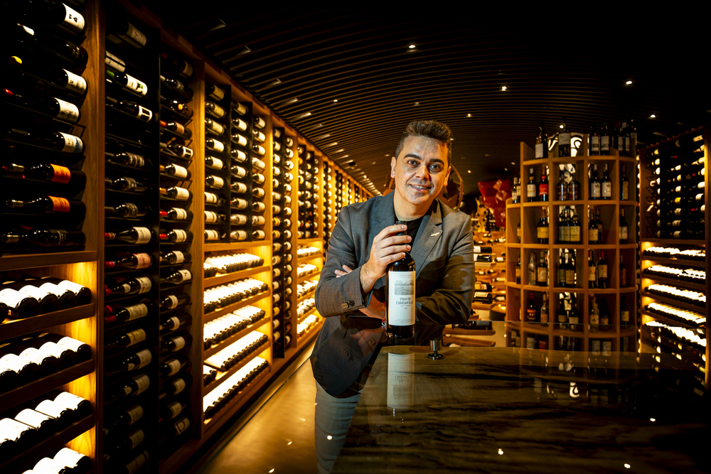 Ruiz Aragoneses, en la bodega del restaurante Ambivium, donde alberga más de 4.000 referencias de vinos.