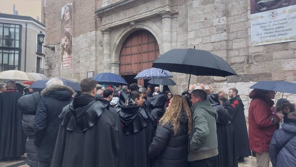 Puerta de San Martín, antes de que se suspendiera la procesión de Penitencia y Caridad de la Cofradía de La Piedad.