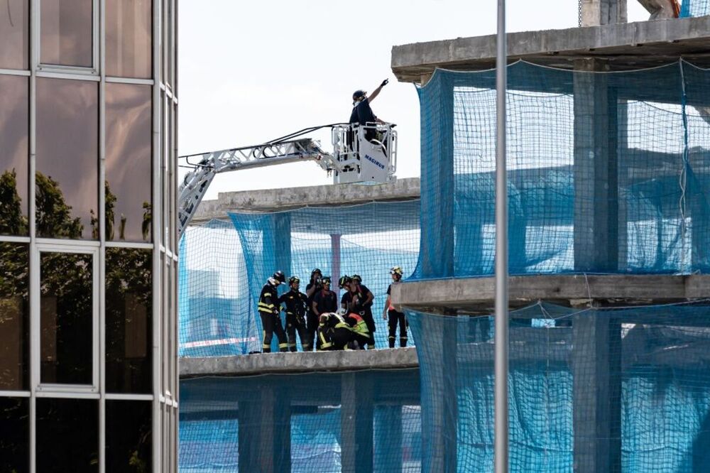 Dos muertos al caer el forjado de un edificio en Madrid