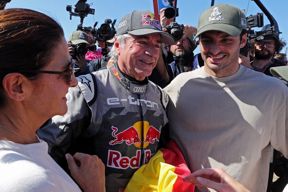 El piloto Carlos Sainz, junto con su hijo, en la línea de meta del Dakar