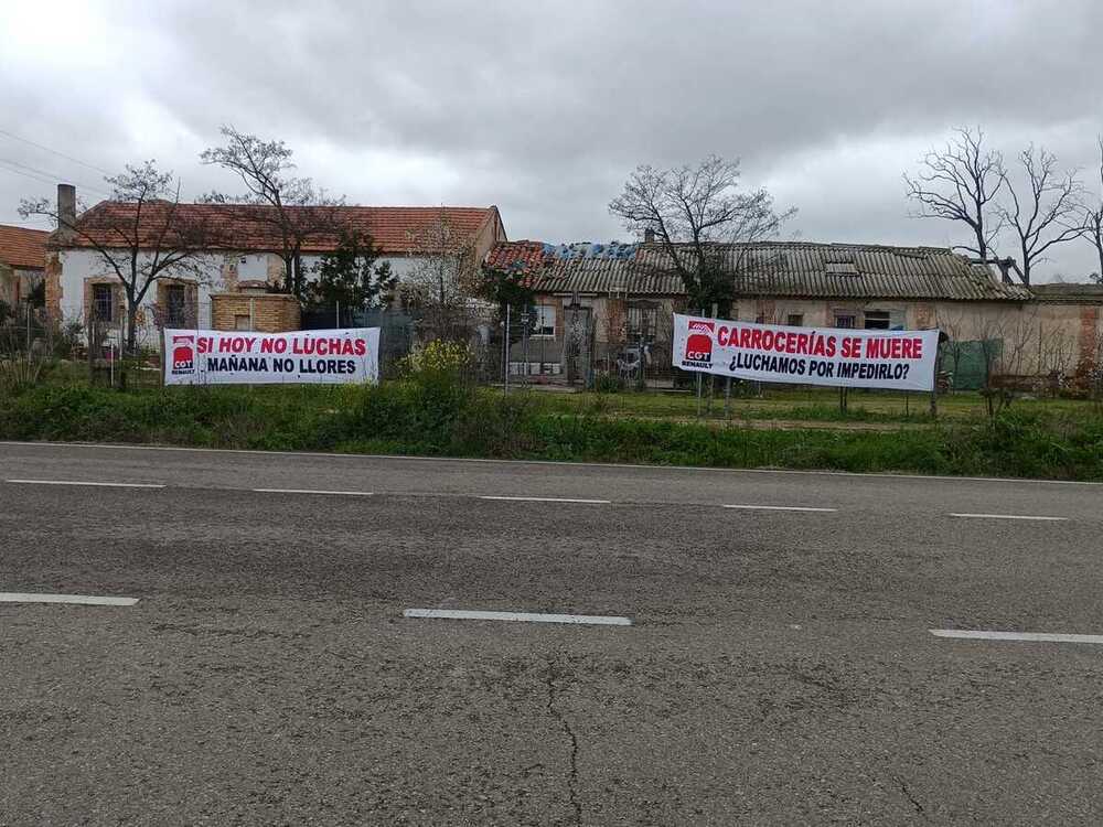 Pancartas colocadas por CGT cerca de la entrada a la factoría de Carrocerías de Renault.