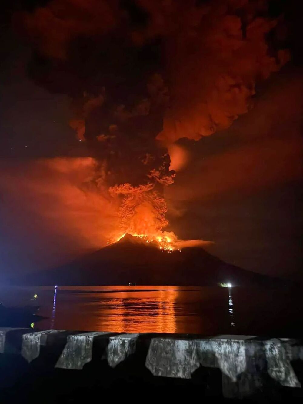 Indonesia, en alerta máxima por la erupción del volcán Ruang