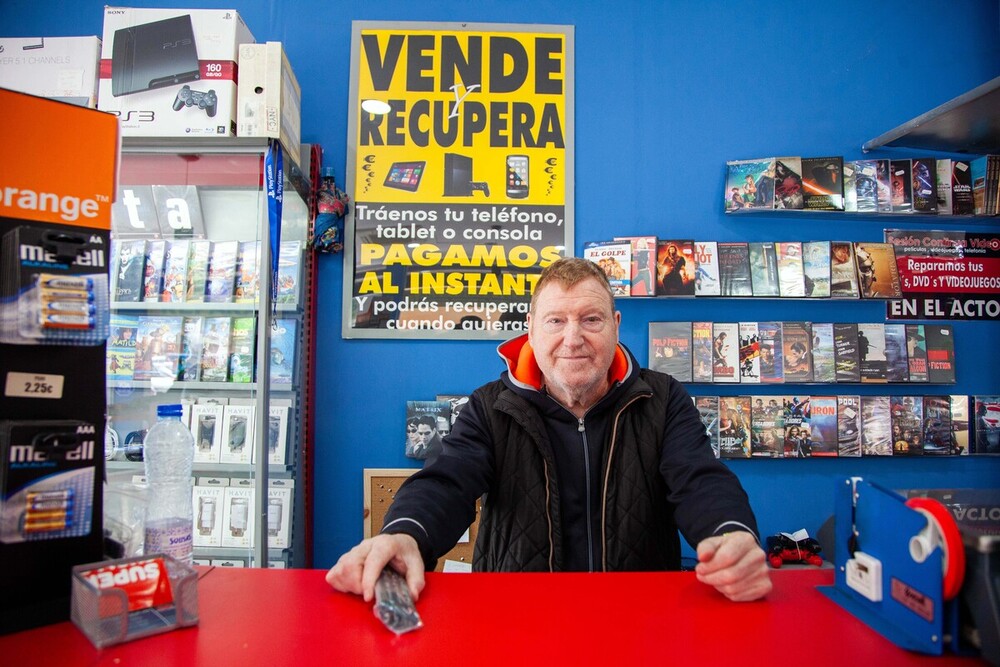 Miguel Garrido, en el Videoclub Sesión Continua, en el barrio de la Rondilla en Valladolid.